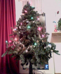 Weihnachtsbaum (mit Lichterkette und 2 Ketten mit Weihnachtsmotiven)